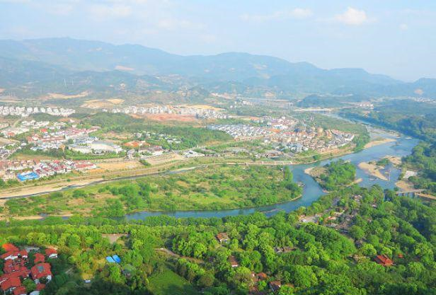 �����������У���ɽ�����Բ��ߺ죬��������������Դ