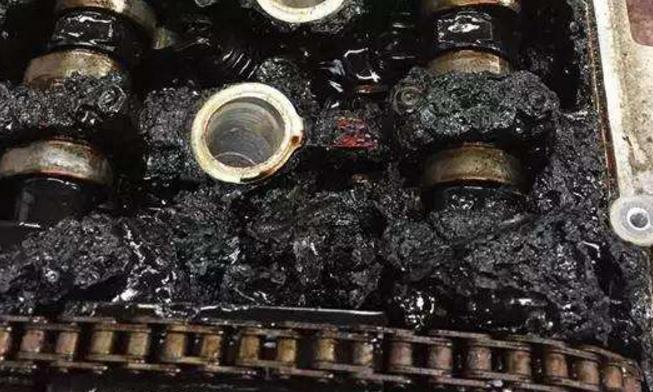 全合成机油1万公里才换一次？修车工：想发动机大修你就继续