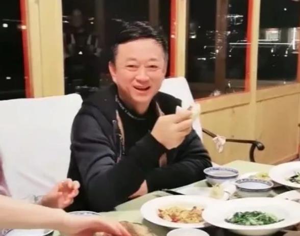 55岁朱军携妻现身,49岁妻子豹纹帽配羽毛衣,仅差6岁却