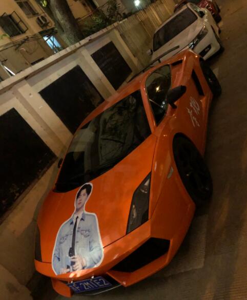 南通如皋街头实拍兰博基尼小牛跑车，车身上的彩绘非常亮眼！