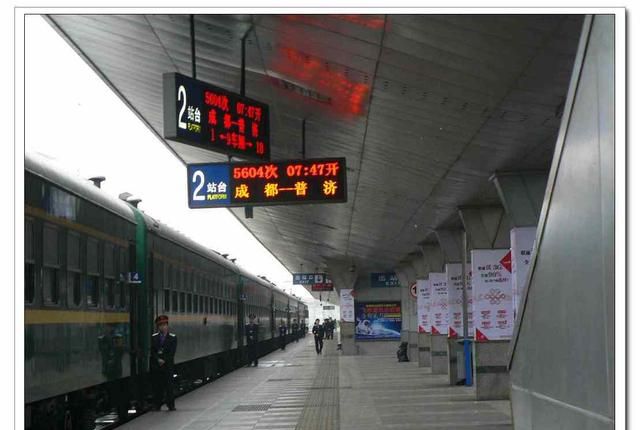 2010年,在成都火车北站乘坐宝成南段绿皮车5604