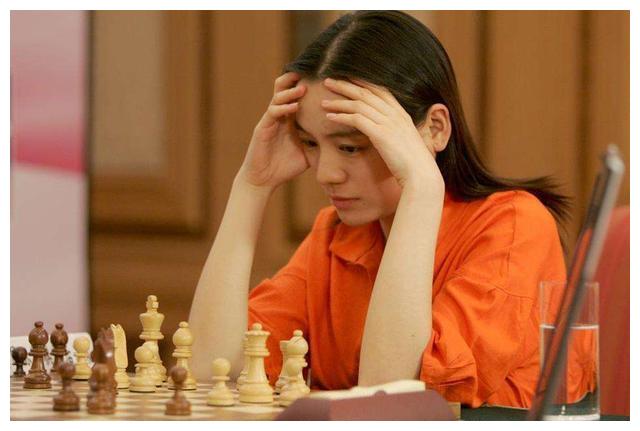 43岁棋后诸宸现状如何？嫁阿拉伯王子放弃国籍，生二胎很“憔悴”