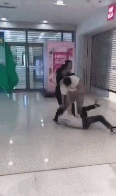 国金中心惊现抢衣大战!优衣库遭疯抢!店员被吓哭!