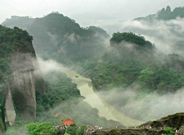 �����������У���ɽ�����Բ��ߺ죬��������������Դ