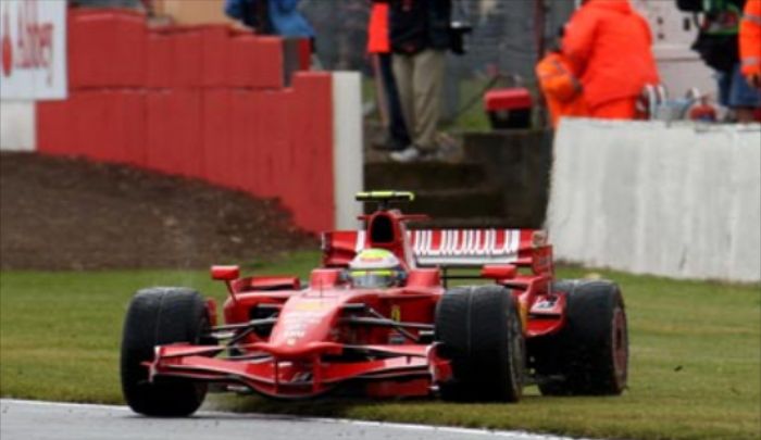 超级亚久里：让人着迷，赛车的外形让人折服，充满格调