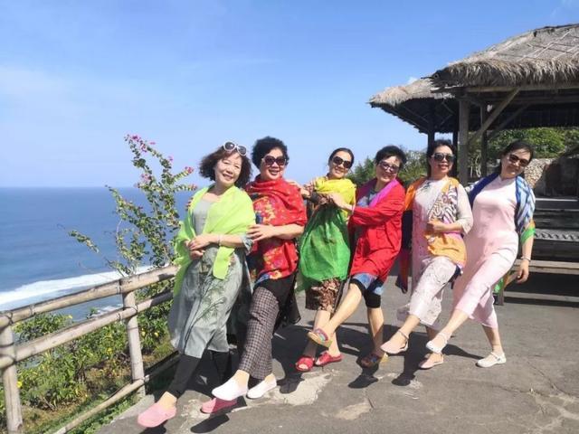 中国大妈旅游人手一条丝巾,老外见了很疑惑:这是为什么