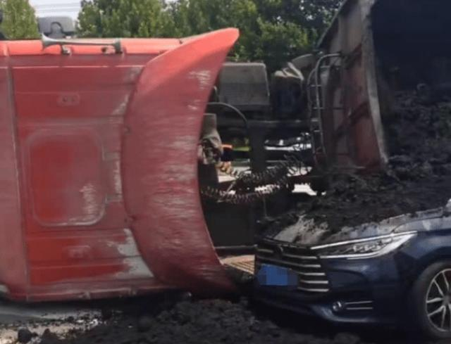 比亚迪硬抗大货车,看到表现后,网友:买国产车就是这点好!