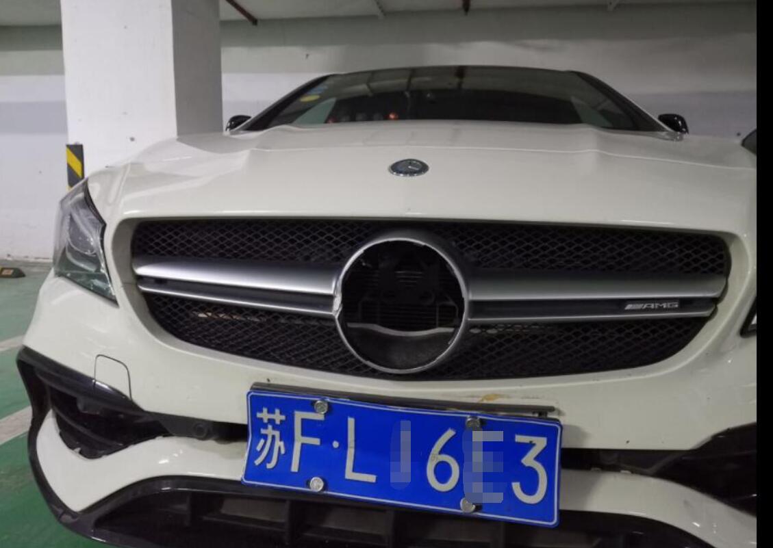 网友实拍奔驰A45被追尾，犹如负伤的勇士，似乎更有感觉了？