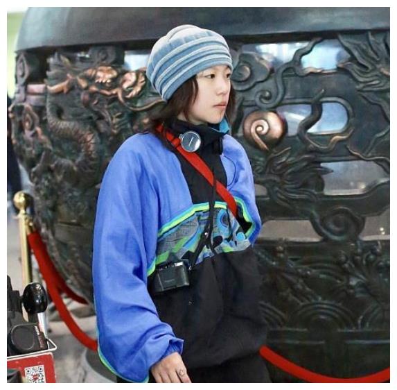 窦靖童厉害了！裹条“毛巾”亮相机场，和王菲的风格截然不同