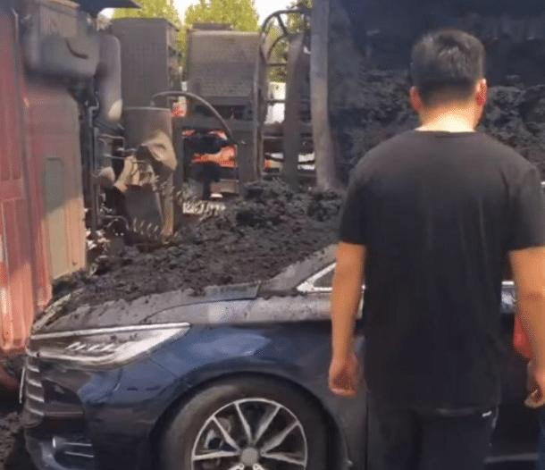 比亚迪硬抗大货车,看到表现后,网友:买国产车就是这点好!