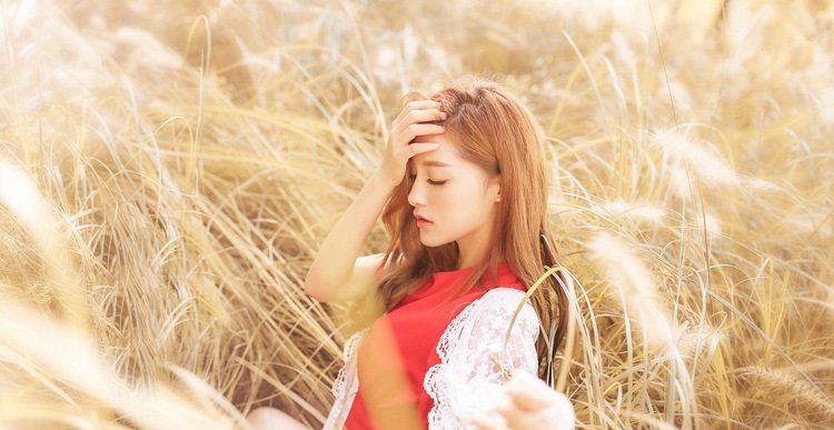 摄影分享:女孩芦苇中写真图片,抬头仰望天空