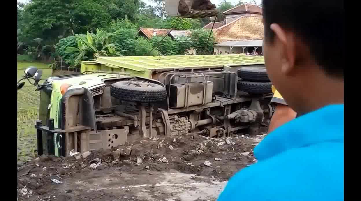 看挖掘机司机如何神速救援卡车这个活干的漂亮