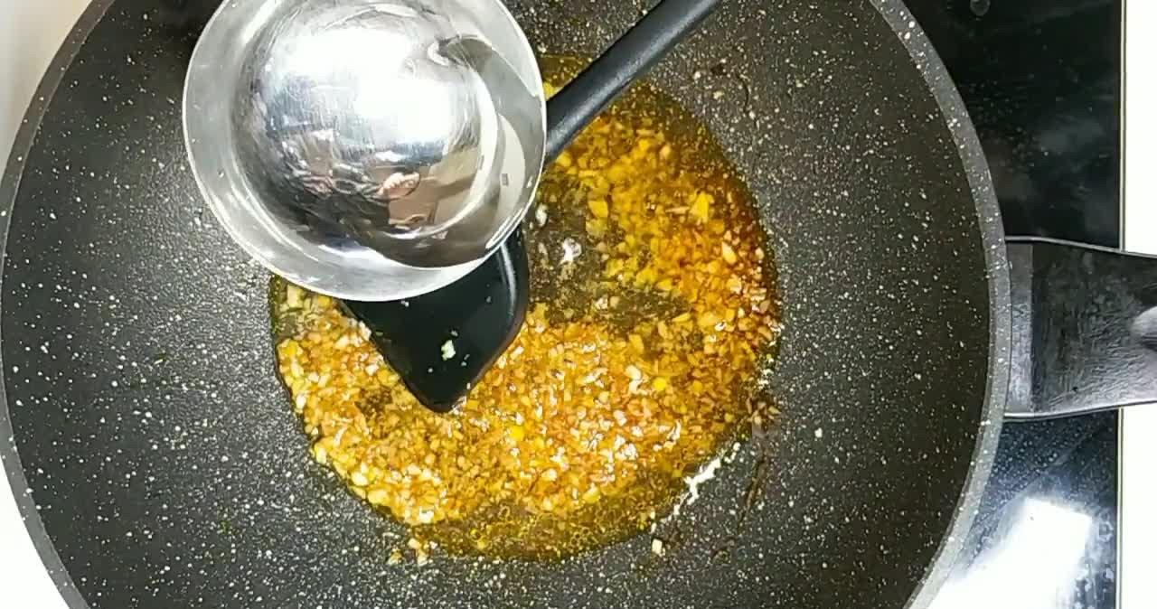 蚝油蛋糕,清脆爽口汁浓味美,请它来刮油,去除手撕生菜肉松图片