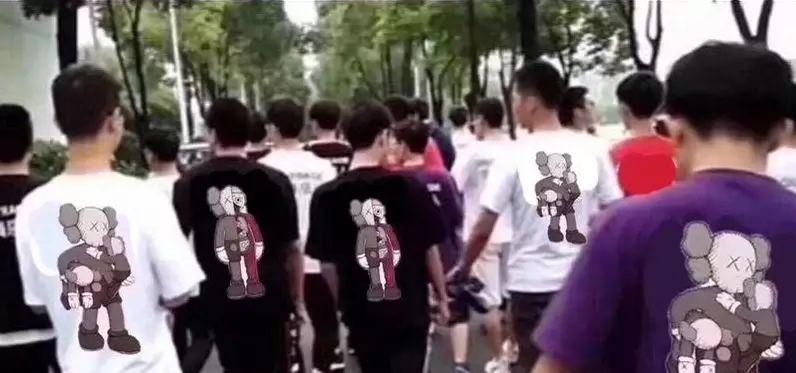 国金中心惊现抢衣大战!优衣库遭疯抢!店员被吓哭!