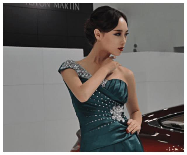 为阿斯顿马丁站台，这标准的“中国制造”，美若天仙