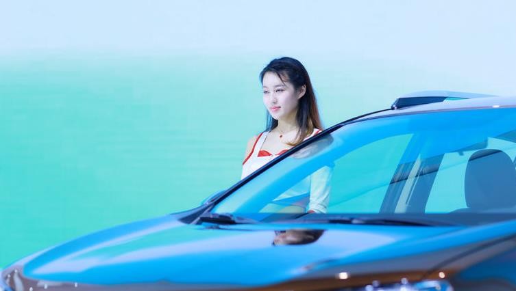 一汽丰田新车引发热议，车模成陪衬，众人皆点赞新车颜值