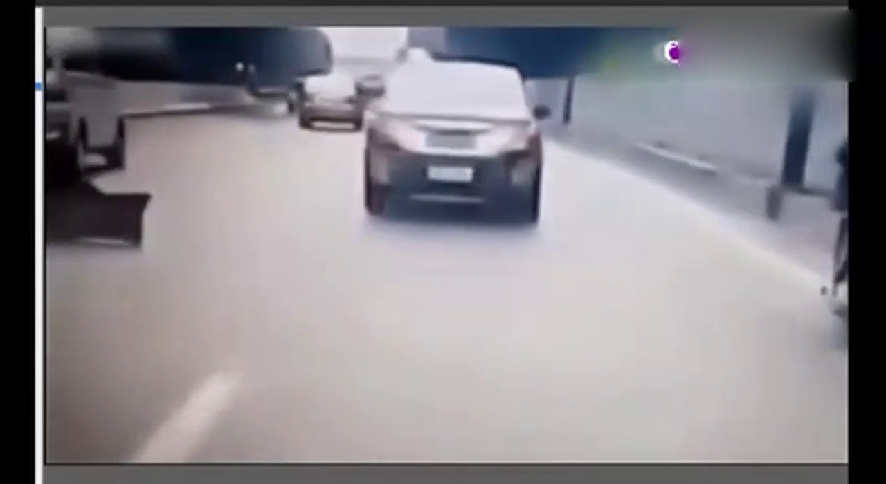 路怒轿车开车猛撞电动车女司机，但接下来一幕万万没想到！