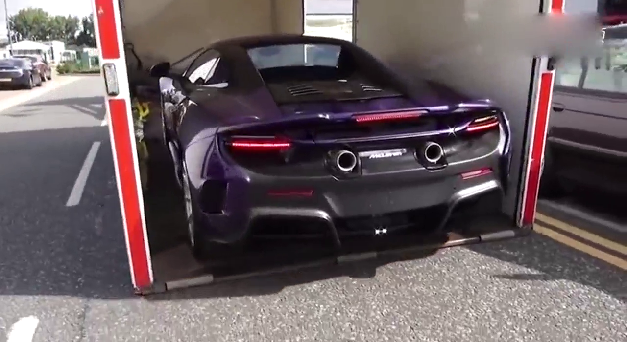 土豪定制的迈凯伦跑车，这送的手表更是炫酷！