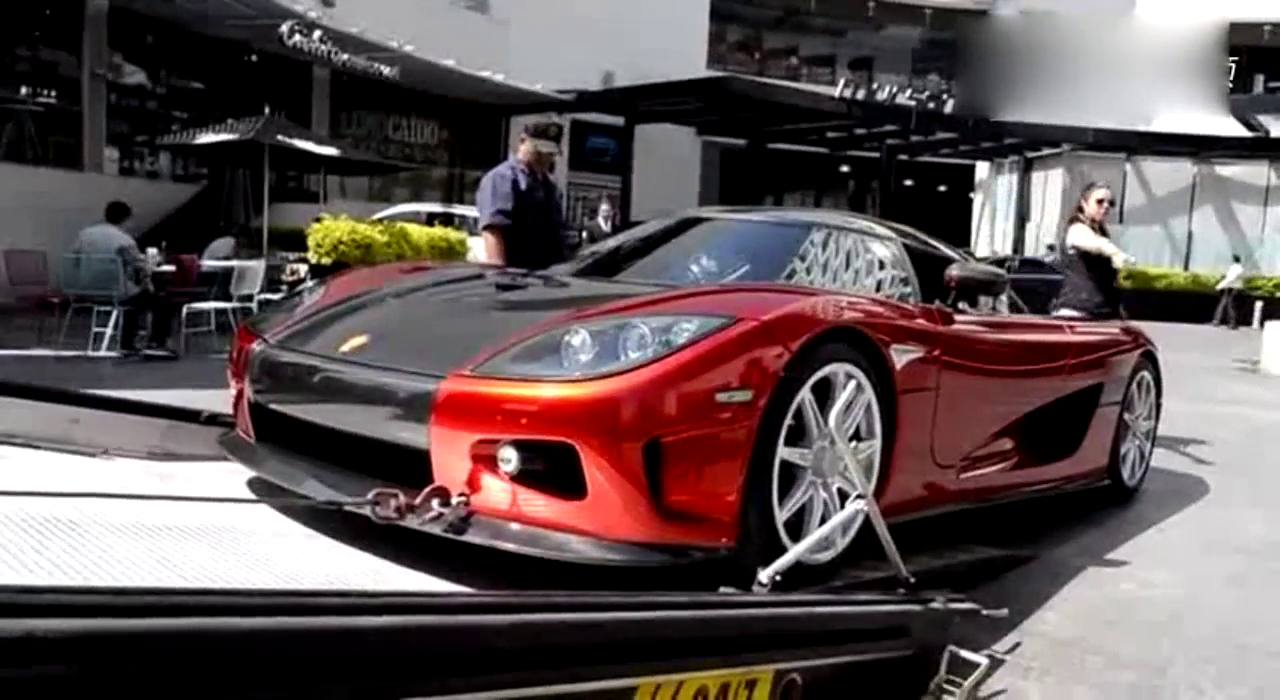 几千万的柯尼塞克跑车交付客户，工作人员浑身都紧张坏了！