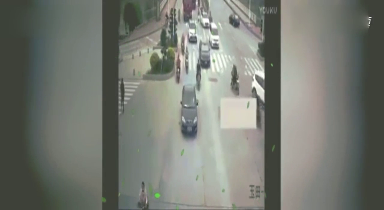 监控拍到一幕令人心痛的画面，男子骑电瓶车被大卡车挤在路边