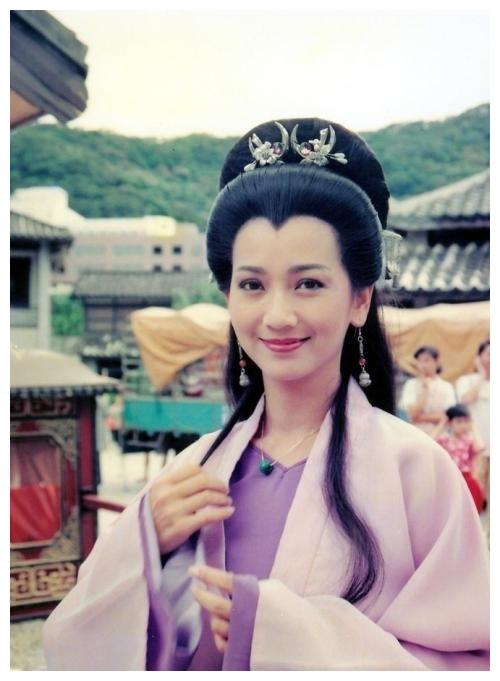 1992年,在古装神话剧《新白娘子传奇》里,赵雅芝因为扮演娴淑多情的白