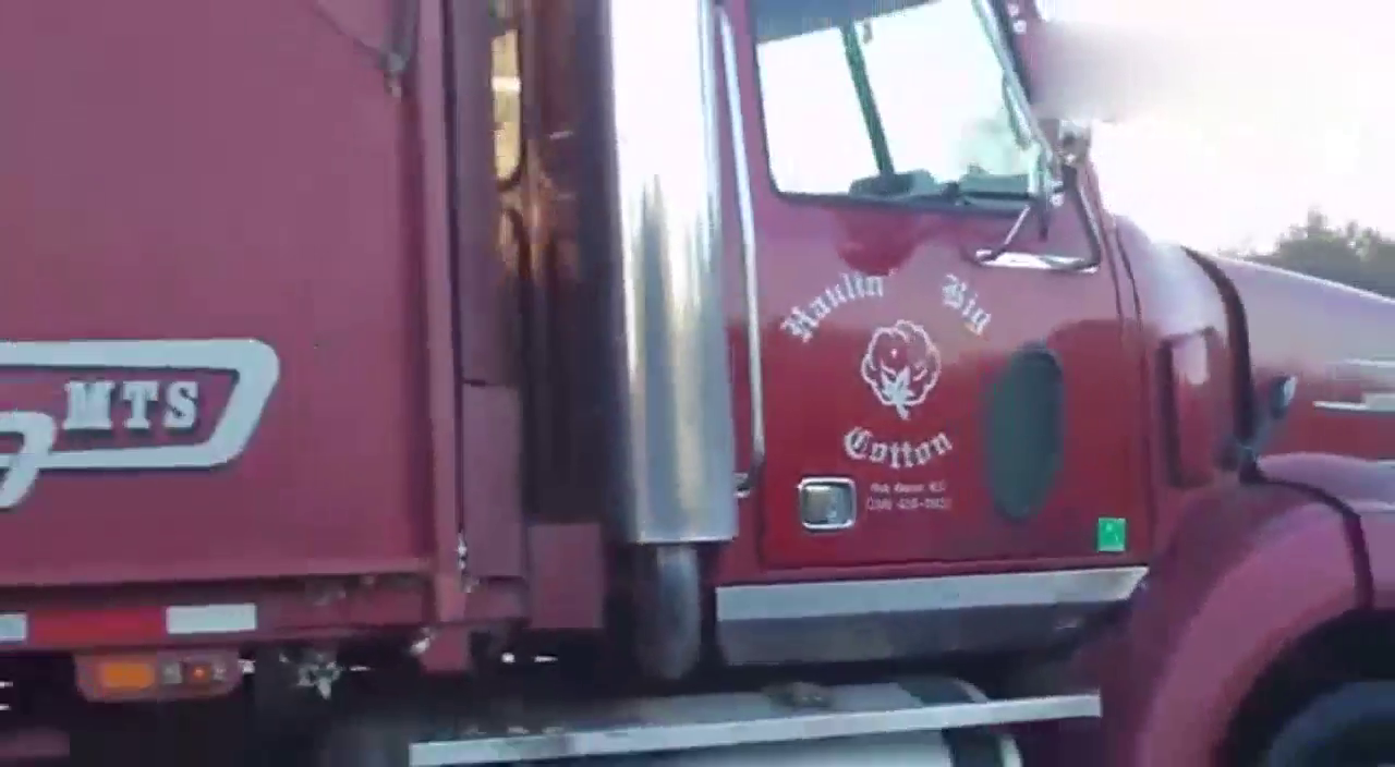 卡车一次倒车将货箱全部装满，一定是老司机才能这么干