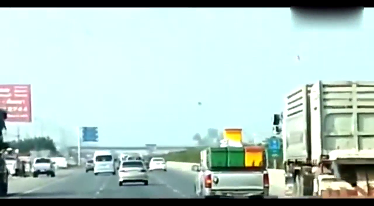 丰田频繁别车，还真以为没老司机了？看卡车司机是怎么处理的！