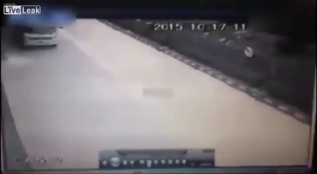 螳臂当车！卡车司机停车忘拉手刹 当场被撞身亡