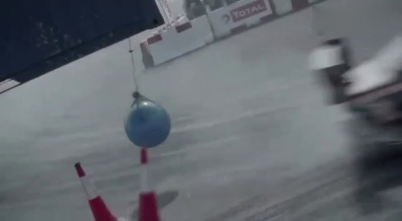 油门踩到底 精彩改装车绕圈漂移烧胎