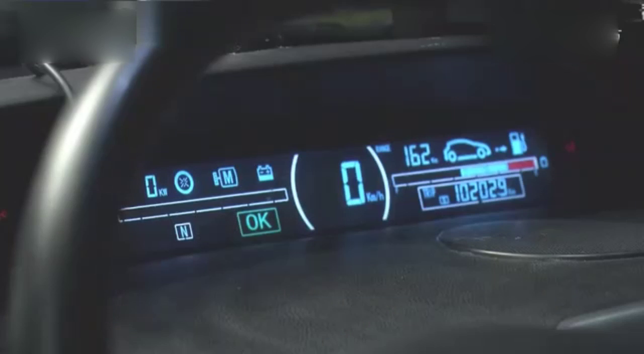 出租车夫妻把保时捷给刮了，被富豪侮辱，老公怒了