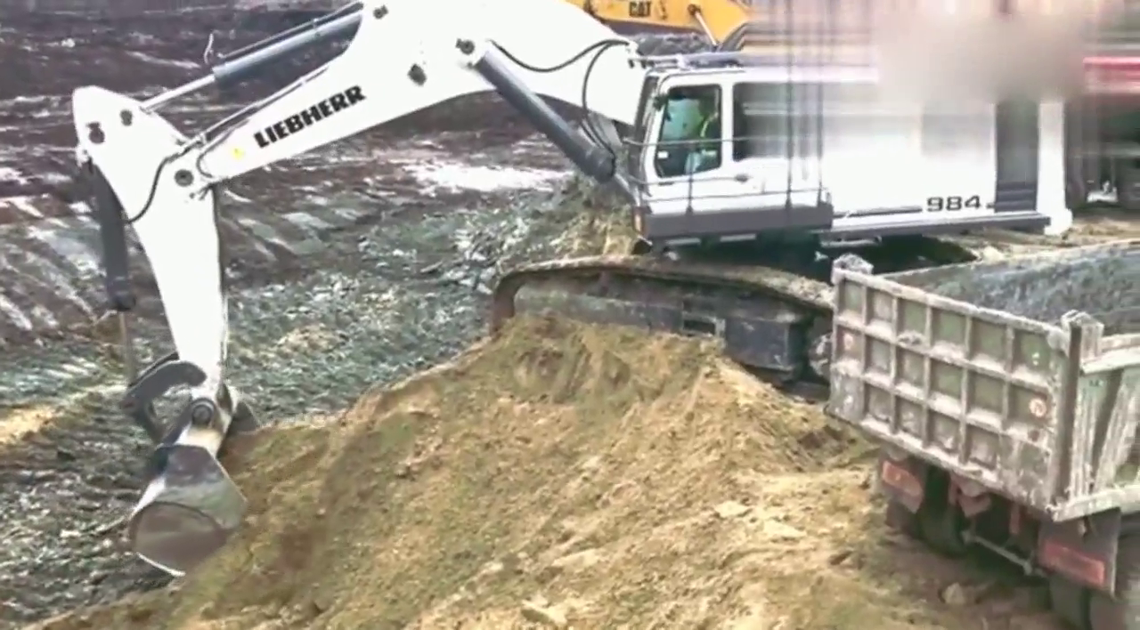 2下就把卡车装满，这挖掘机是要闹哪般