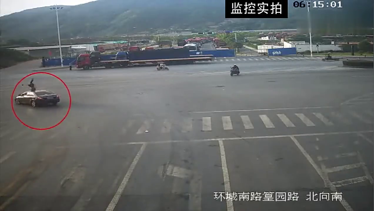 看出冷汗！电动车司机的这个动作害了自己，最终导致被惨撞