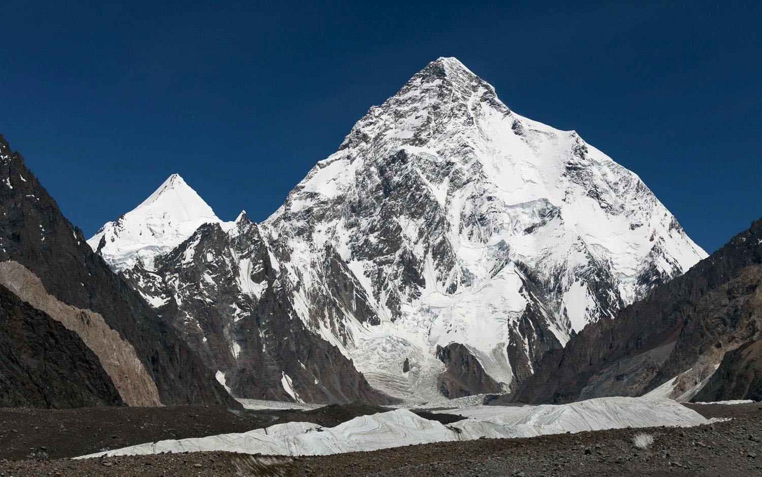 世界上第二高峰,仅次于珠穆朗玛峰,也在中国境内