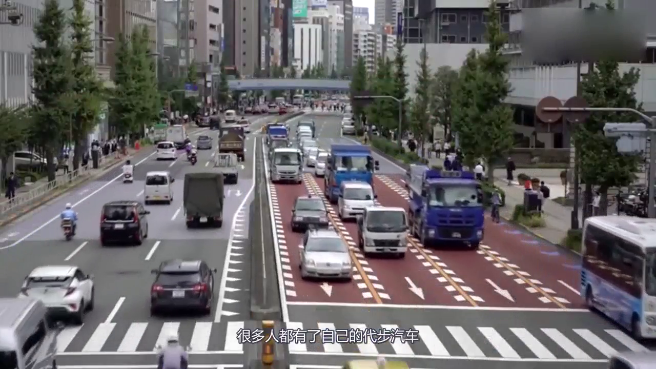 国外修车师傅也很皮，刚改装完一辆敞篷车，就开出去表演漂移