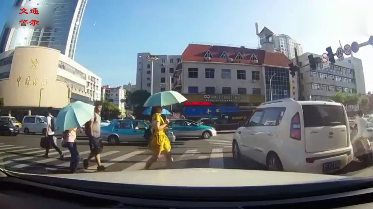 出租车路口中央放任乘客下车撞翻电动车，谁应该负主要责任呢？