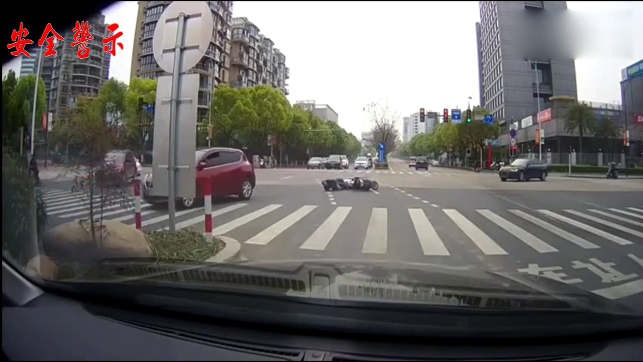 红车是新手开车吗？不是视线盲区也能撞翻电动车！