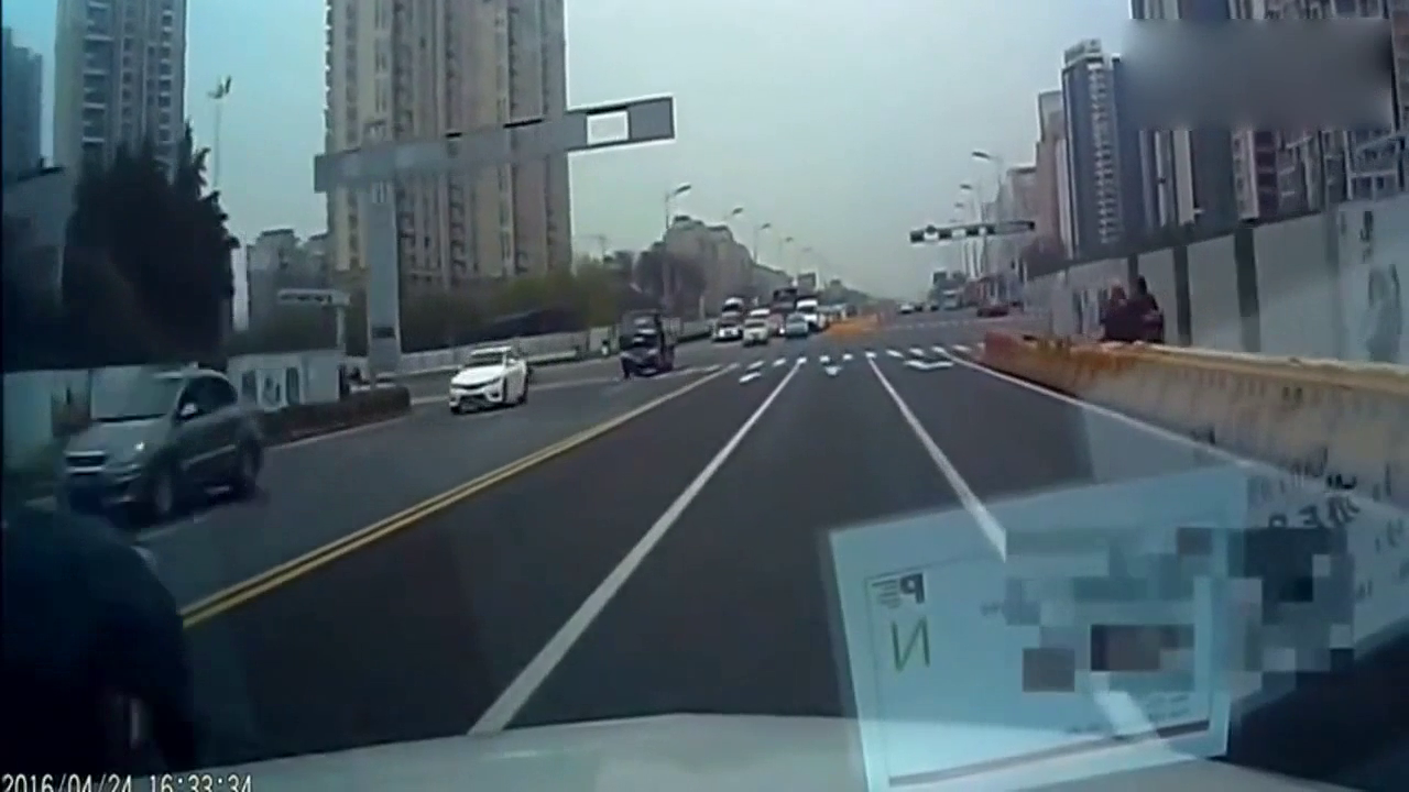 美女骑电动车闯红灯，轿车司机可不惯着你！