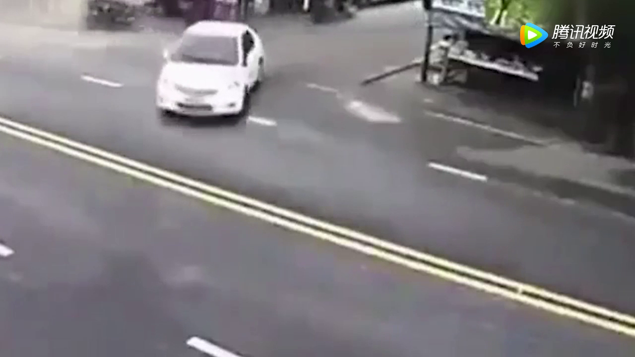 作死轿车突然杀出, 电动车女子直接被撞死！