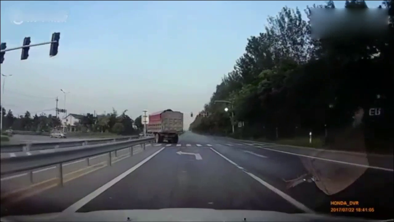 任性电动车闯红灯，没想到被五菱神车撞飞