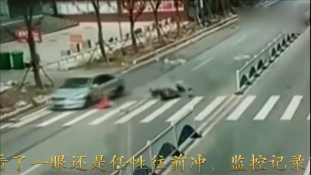 监控实拍：任性电动车看了一下轿车，还是冲过去了，来不及后悔