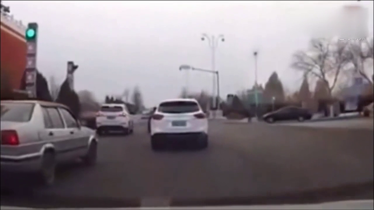 监控实拍：十个电动车闯红灯被撞瞬间，太惨了！