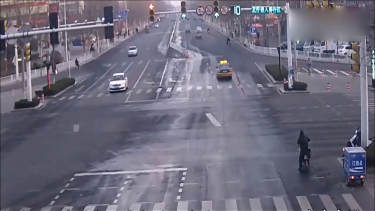 监控实拍：电动车闯红灯被撞飞，接下来的发生的太让人愤怒