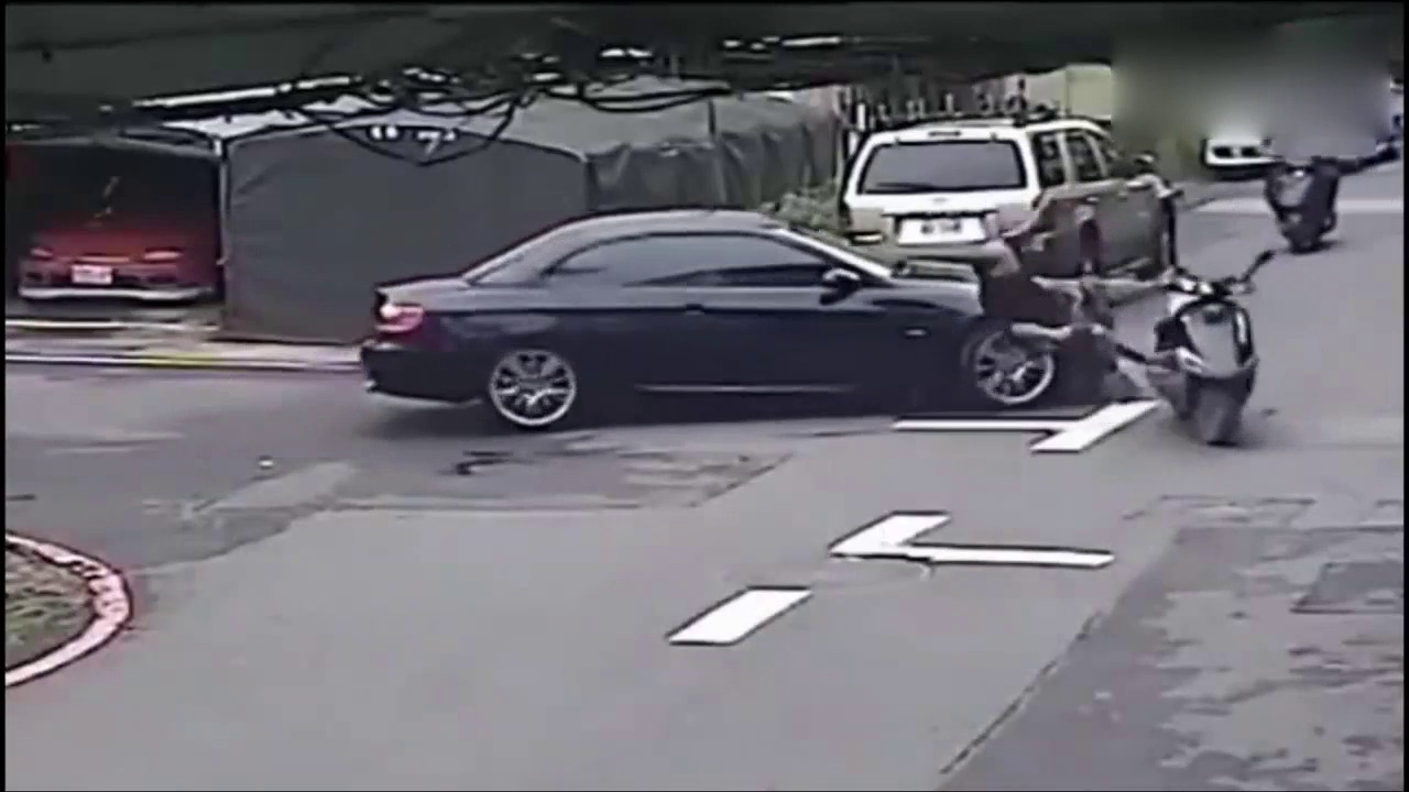 监控实拍：奔驰在路口撞飞电动车，女司机下车后竟然如此无耻举措