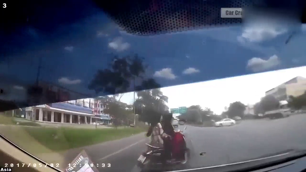 两位美女骑电动车乱窜，只能给她们个教训了