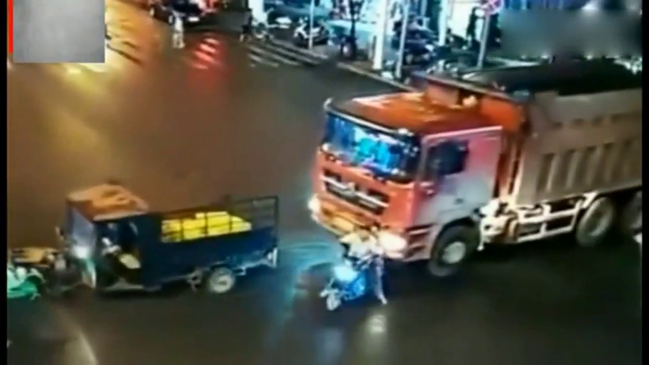 两夫妻骑电动车作死抢道，下秒果然酿成了终身惨祸