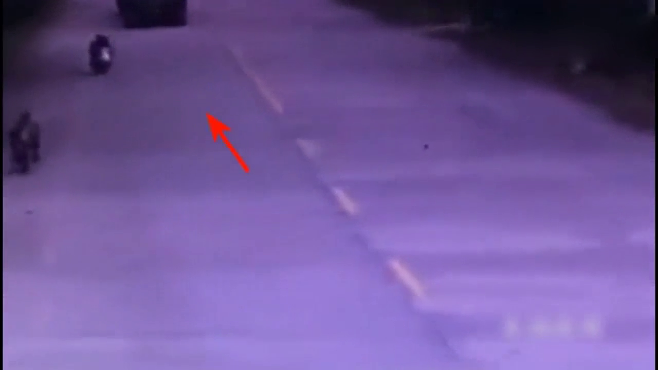 作死电动车强行在大货车面前变道，大货车司机被逼无奈了