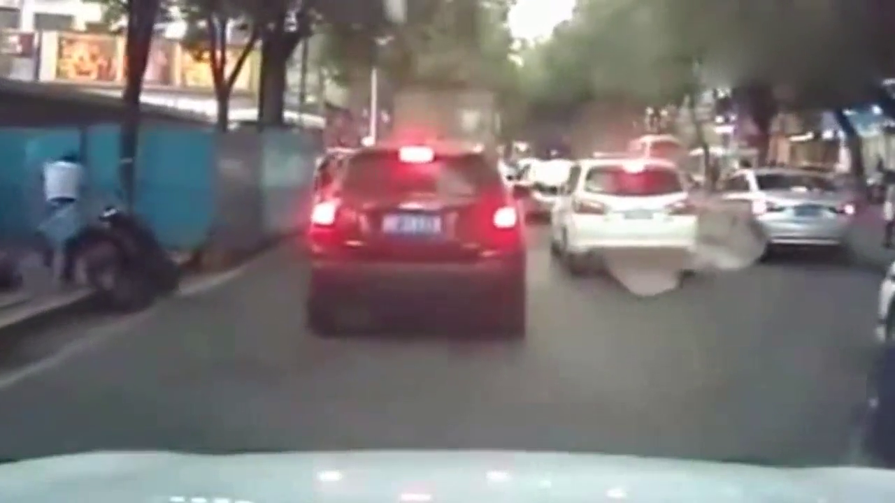 看了这段车祸才知道，为什么会有这么多司机痛恨电动车！