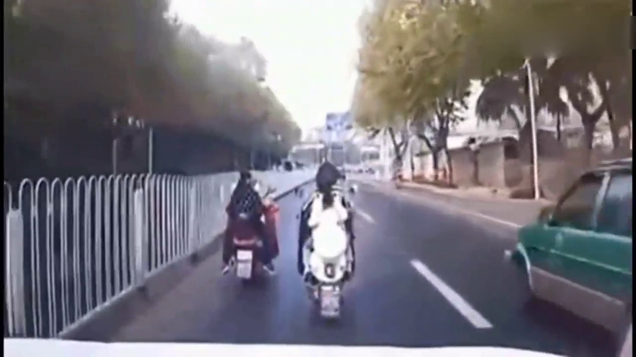 4个小美女你们这么骑电动车真的好吗？你们爸妈知道吗？