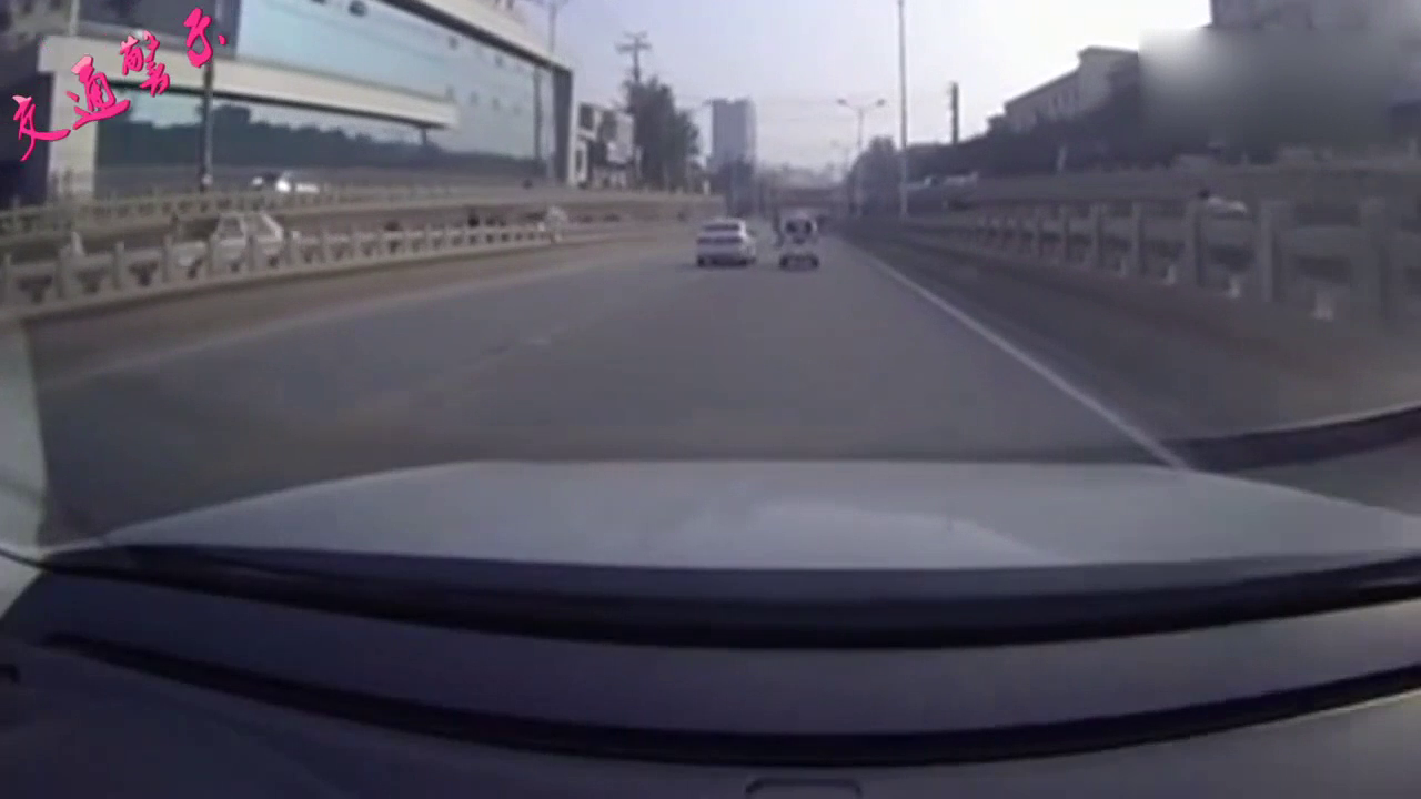 遇到这样占道行驶的老年电动车，多数车友表示很无奈！