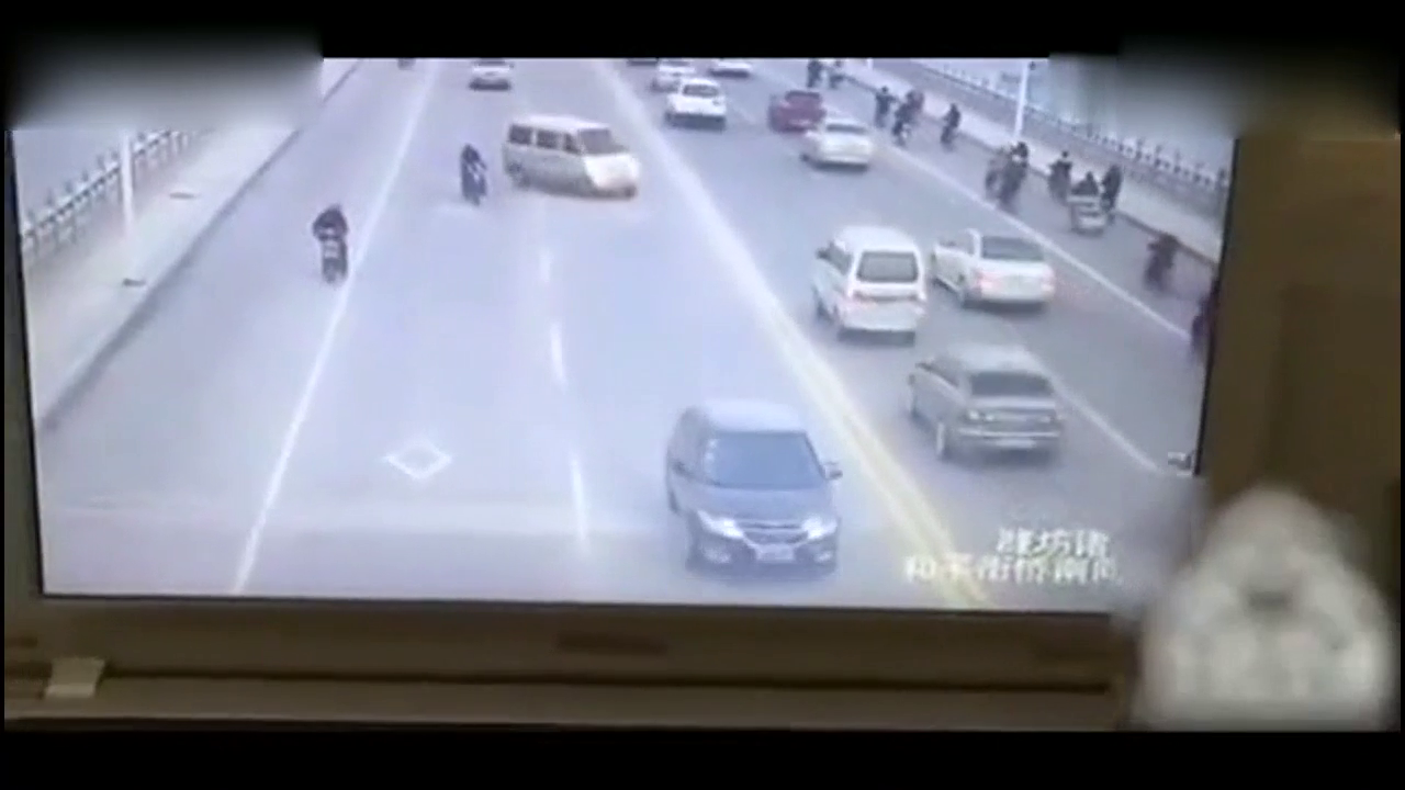 有你这样骑电动车的吗，比碰瓷还可恶